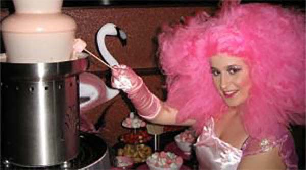 Chocola is in allerlei kleuren verkrijgbaar, leuk voor thema-events! Hier zie je de roze chocoladefontein bij het Flamingo themafeest.