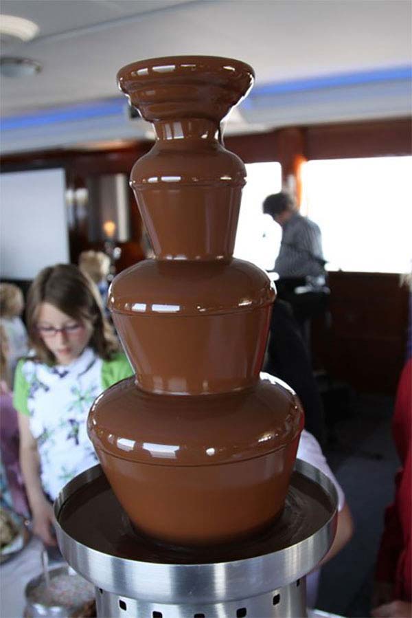 De professionele, fluisterstille chocoladefontein is 80 cm hoog.